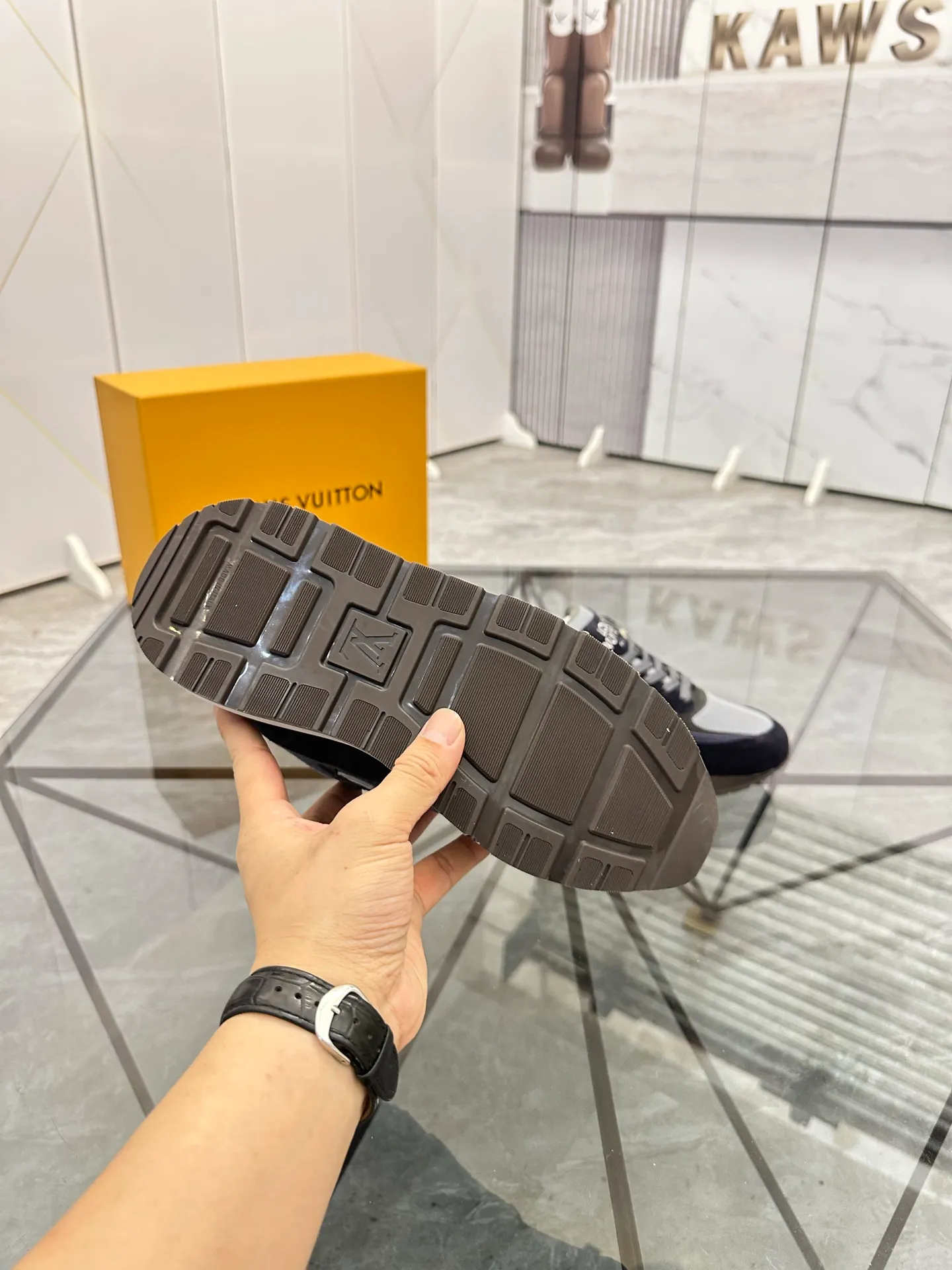 Men's shoes for sale 💰: 💰P660¥ High-end top quality Product trademark: LV * "Louis Vuitton*" low-top casual shoes Regular size: 39-45 (can be customized to 46) Product materials: upper imported first-layer cowhide spliced ​​nubuck leather ➕ breathable cotton mesh, breathable lining, original outsole. No.: H201